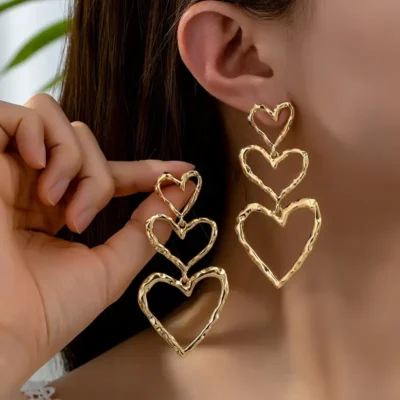 Aretes largos triple corazón